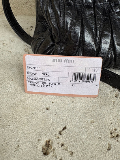 MIU MIU. Bolso matelassé piel negro