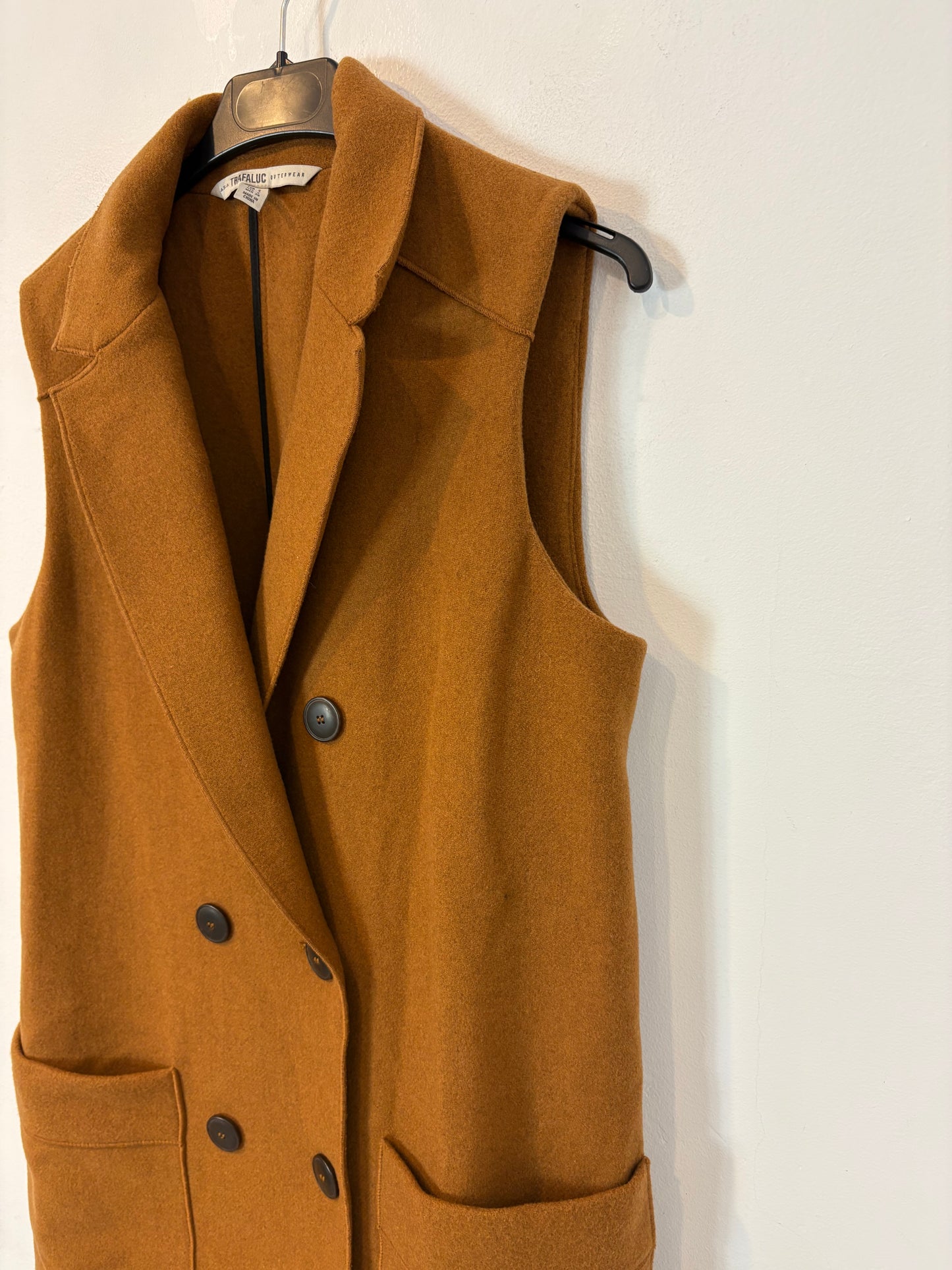 ZARA. Chaleco largo marrón con lana