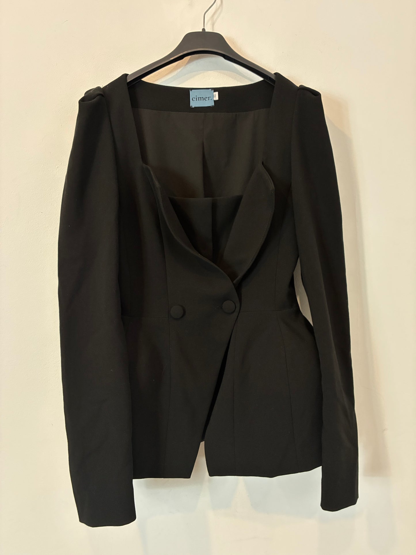 CIMER. Blazer negra detalle cintura