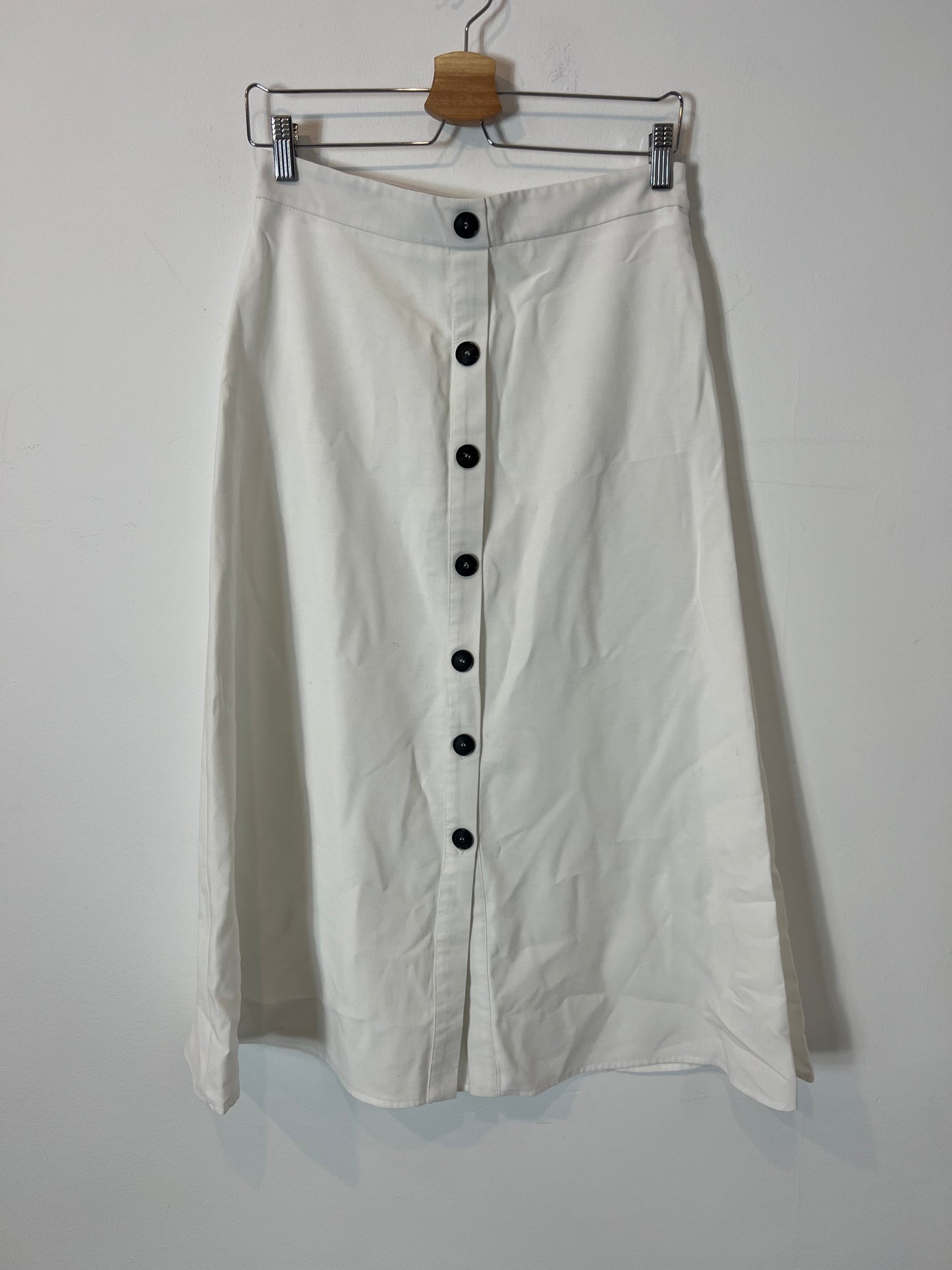 CORTEFIEL. Falda midi blanca abotonada. T S