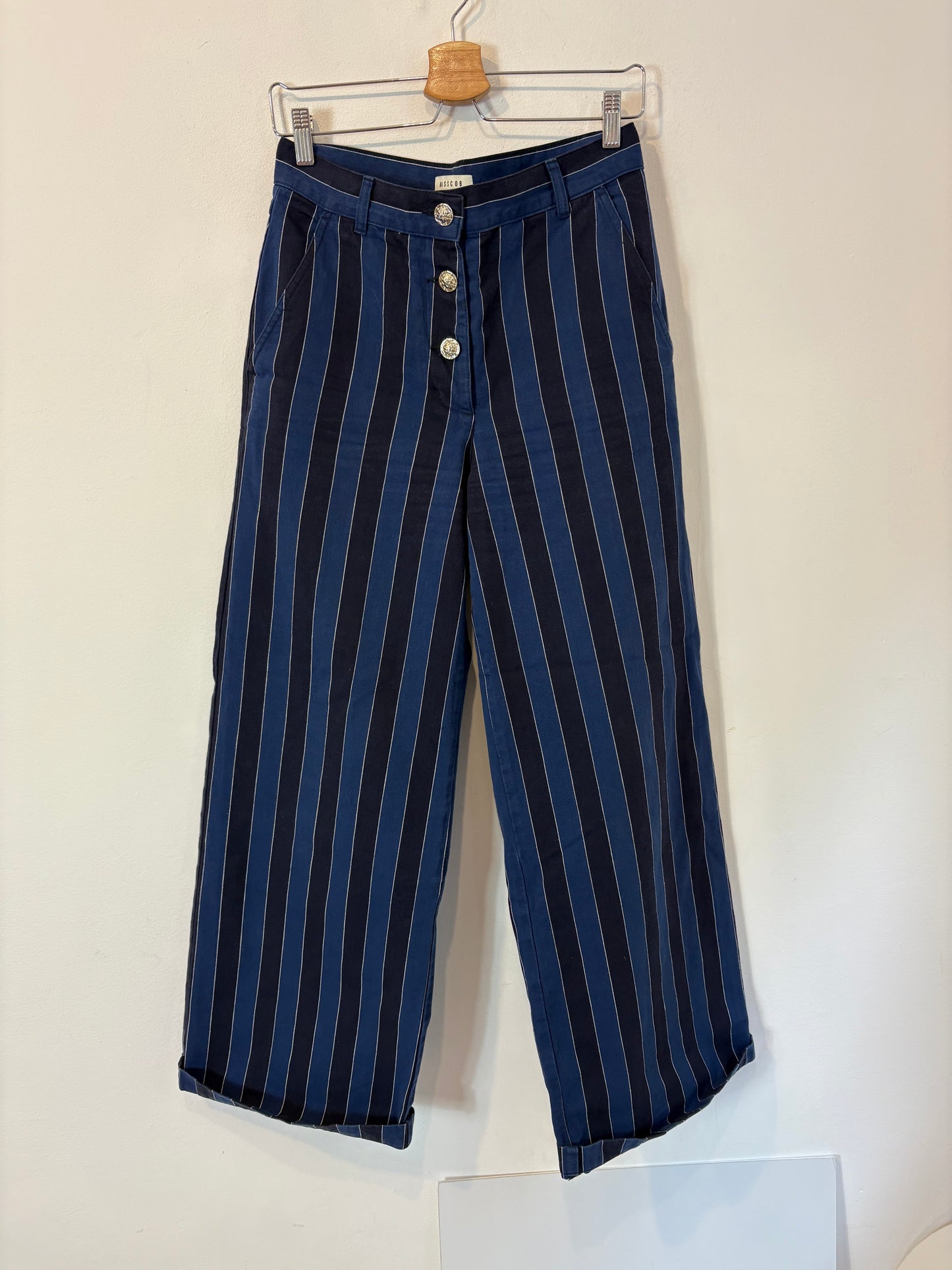MASSCOB. Pantalón azul rayas detalle botones