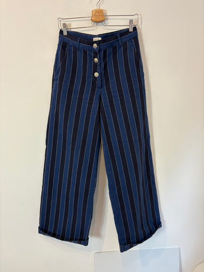 MASSCOB. Pantalón azul rayas detalle botones