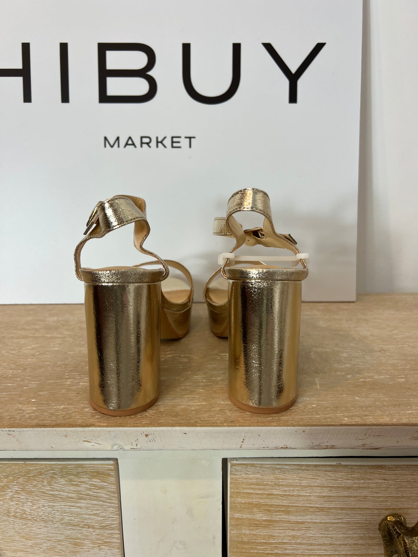 OTHERS. Gold sandals, heel size 37