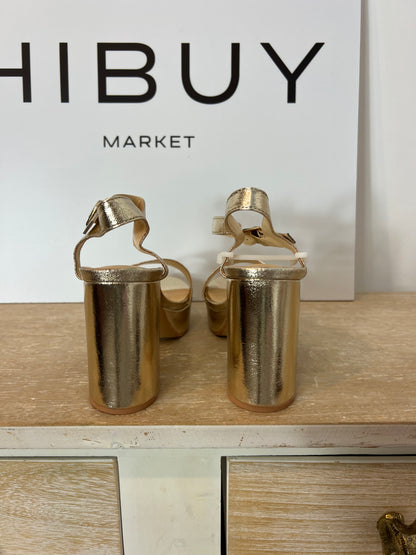 OTHERS. Gold sandals, heel size 37