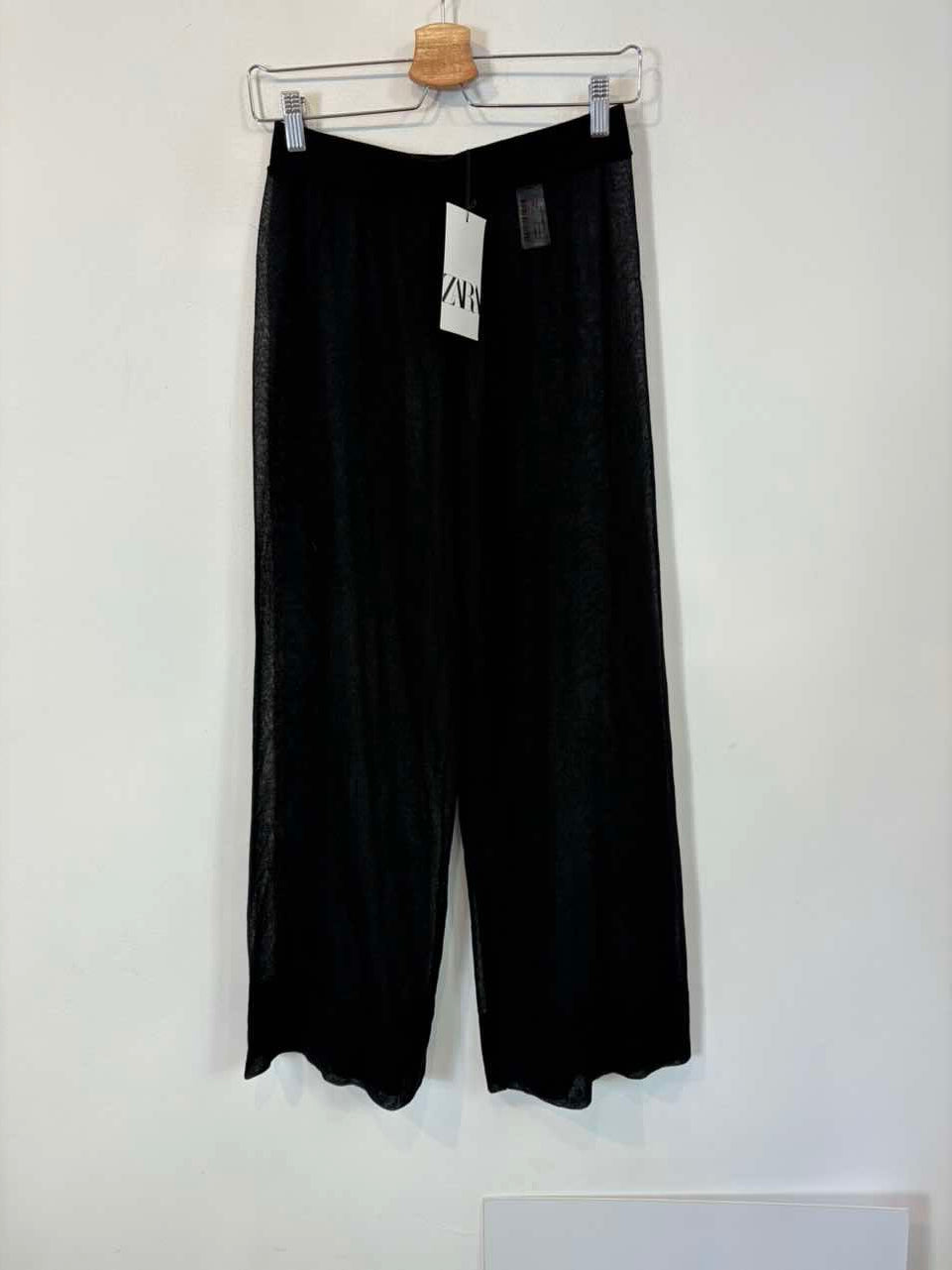 ZARA. Pantalón negro fluido semi transparente