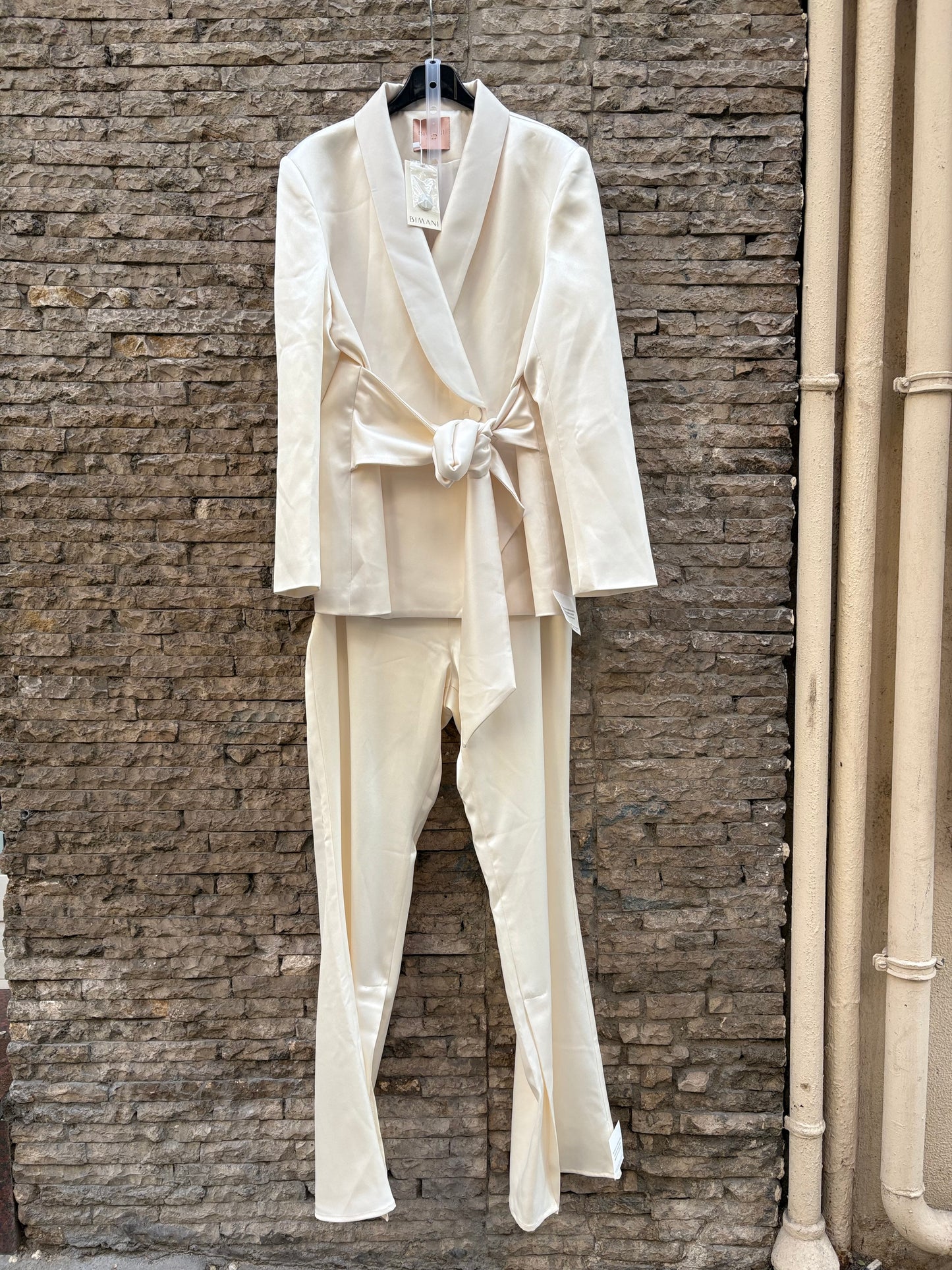 BIMANI. Traje de chaqueta marfil satinado
