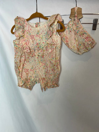 GOCCO. Romper and bonnet with colorful print. Size 3-6 months