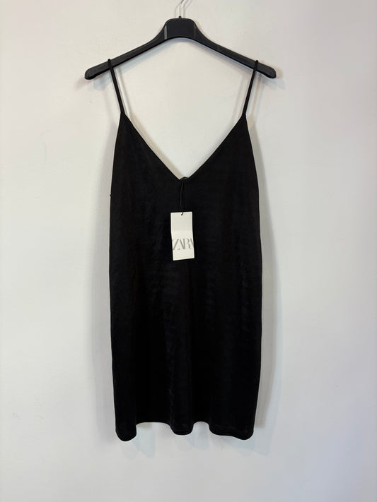 ZARA. Vestido corto fluido negro. T L