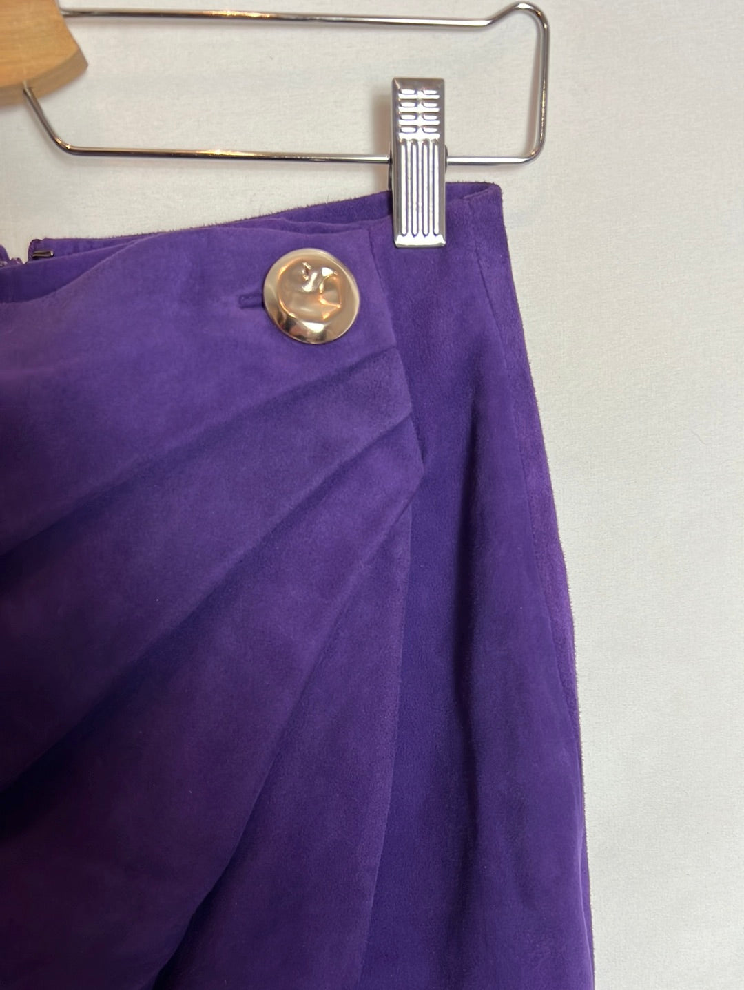 UTERQÜE. Falda corta piel morada. T S