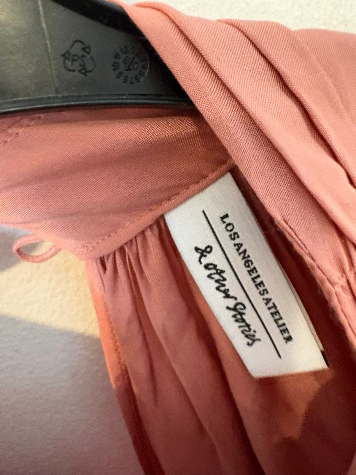 & OTHER STORIES. Vestido rosa volantes