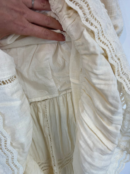 ZARA. Falda larga  encaje beige. T XS