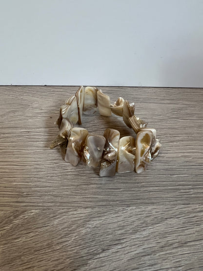 OTHERS. Mother-of-pearl bracelet with reliefs