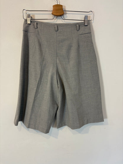 ZARA. Bermuda gris pinzas