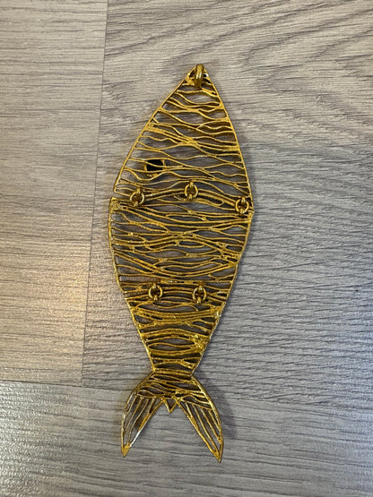 OTRAS. Colgante pez dorado