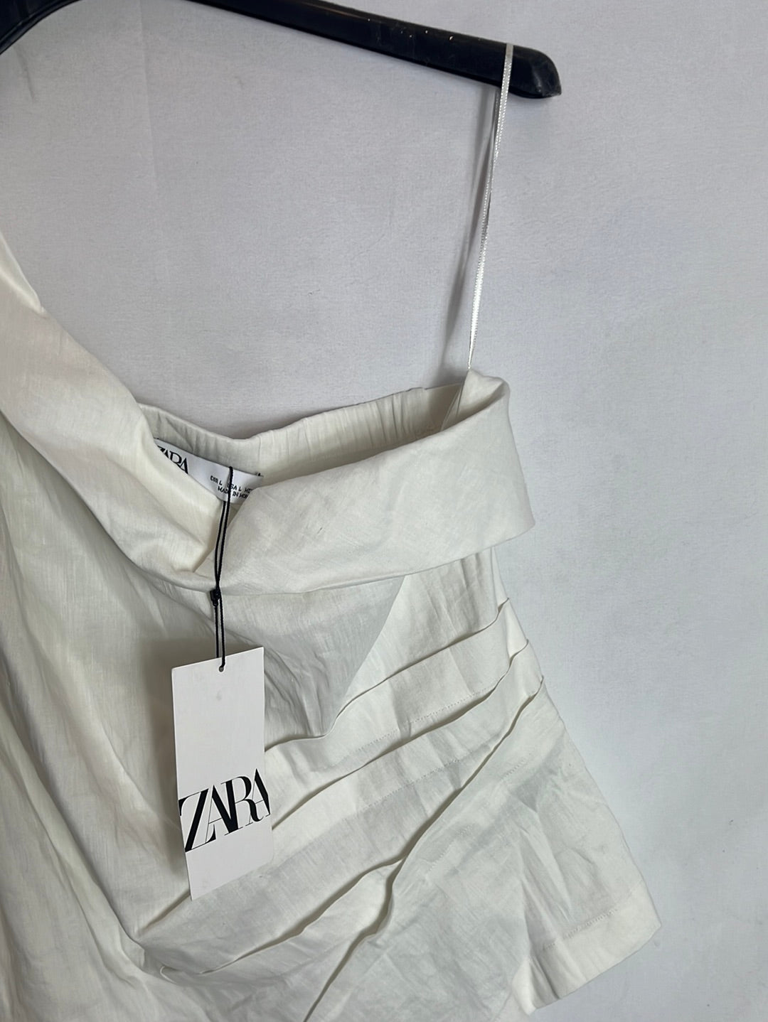 ZARA. Asymmetrical textured top. TL