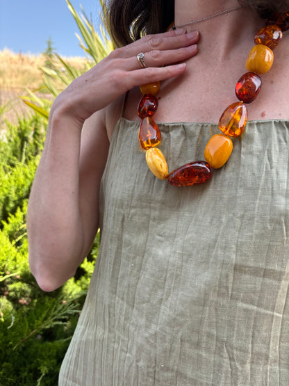 OTRAS. Collar ámbar tonos naranjas