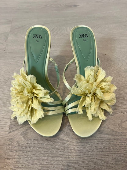 ZARA. Sandalia pastel flor tela. T 38