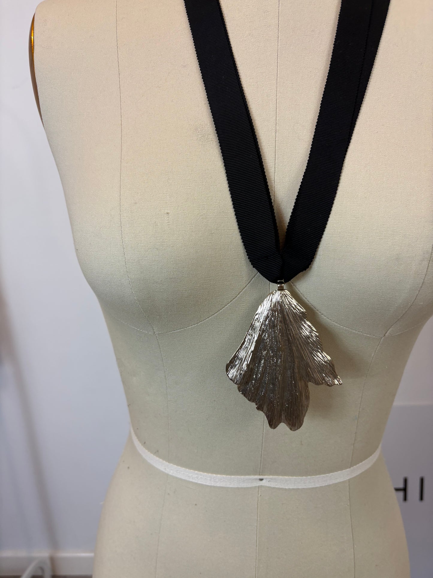 OTRAS. Collar ajustable colgante