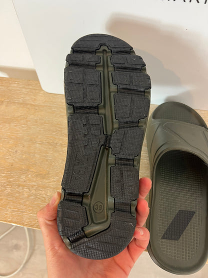 ZARA. Chanclas verde goma T.39