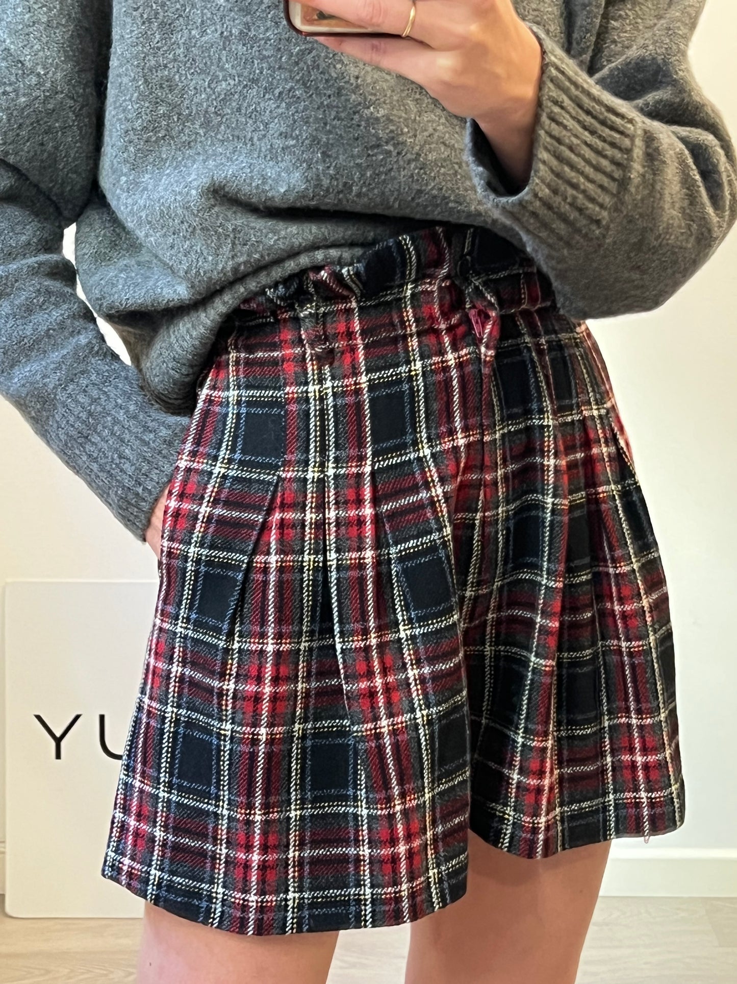 COOSY. Pantalones cortos cuadros.