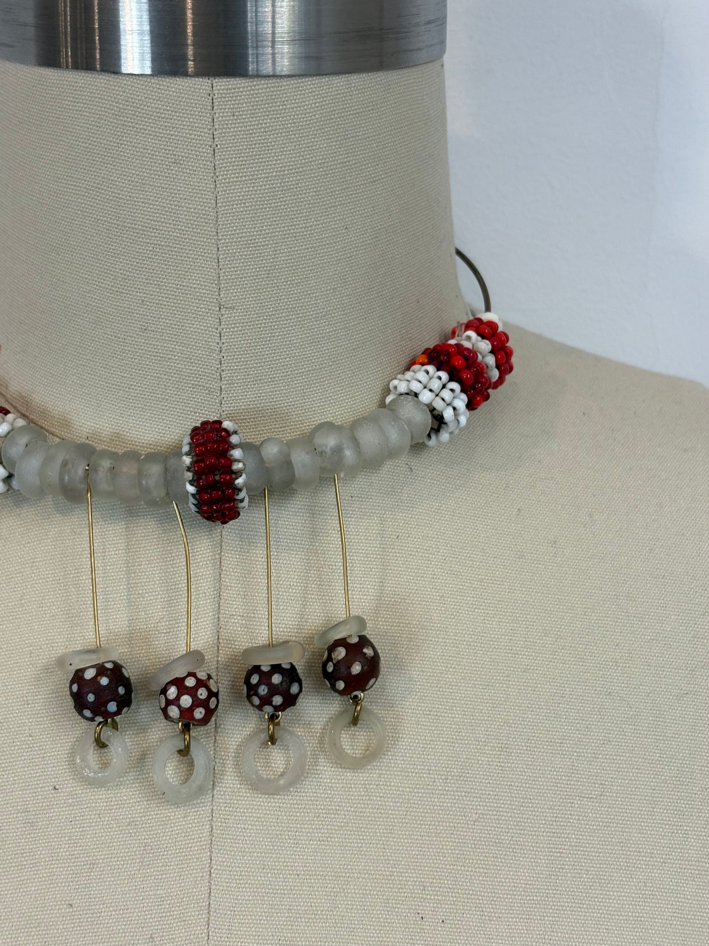 OTRAS. Choker cuenta rojas y blancas