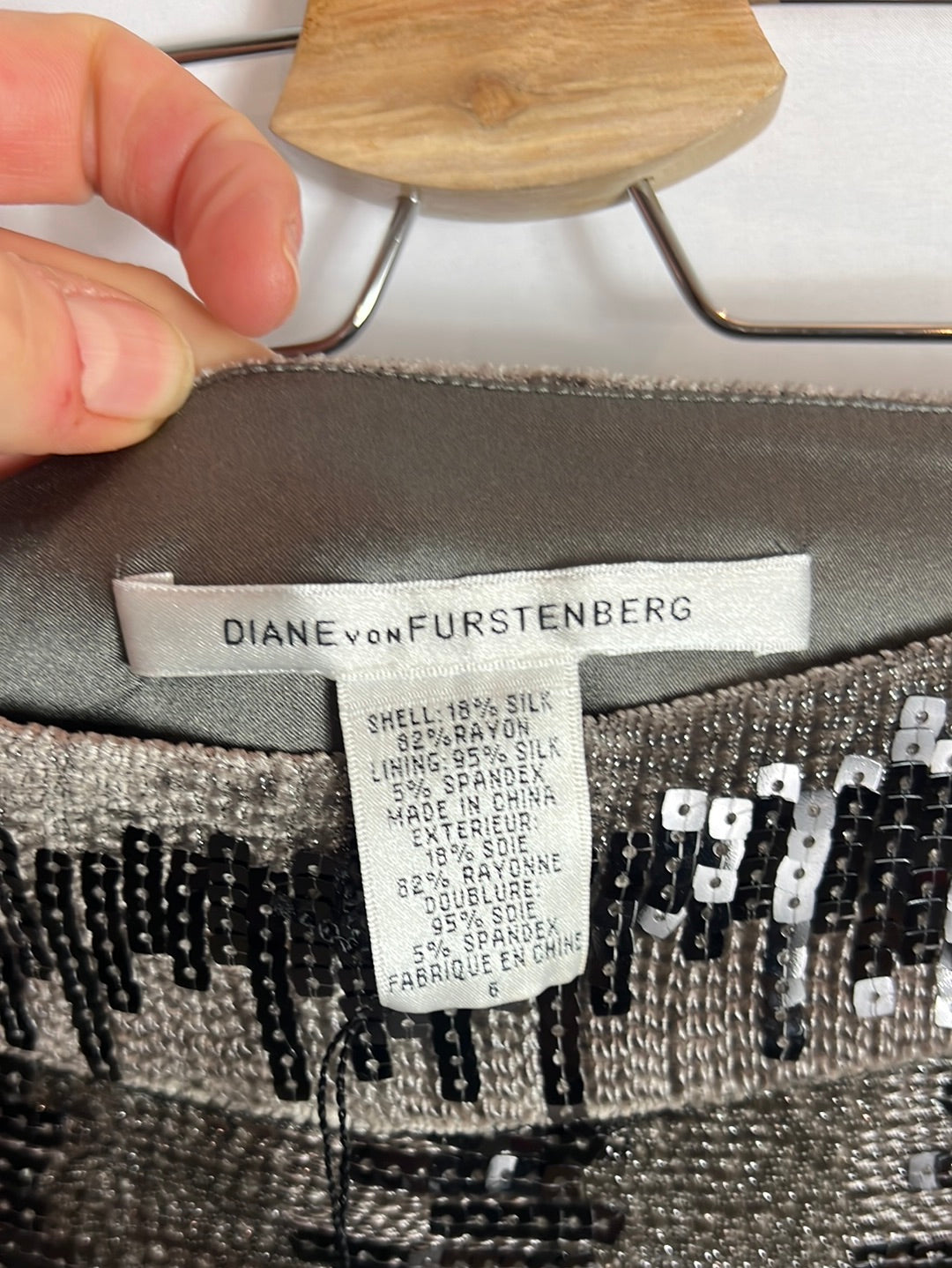 DIANE VON FURSTENBERG. Silk and sequin midi skirt. T 36