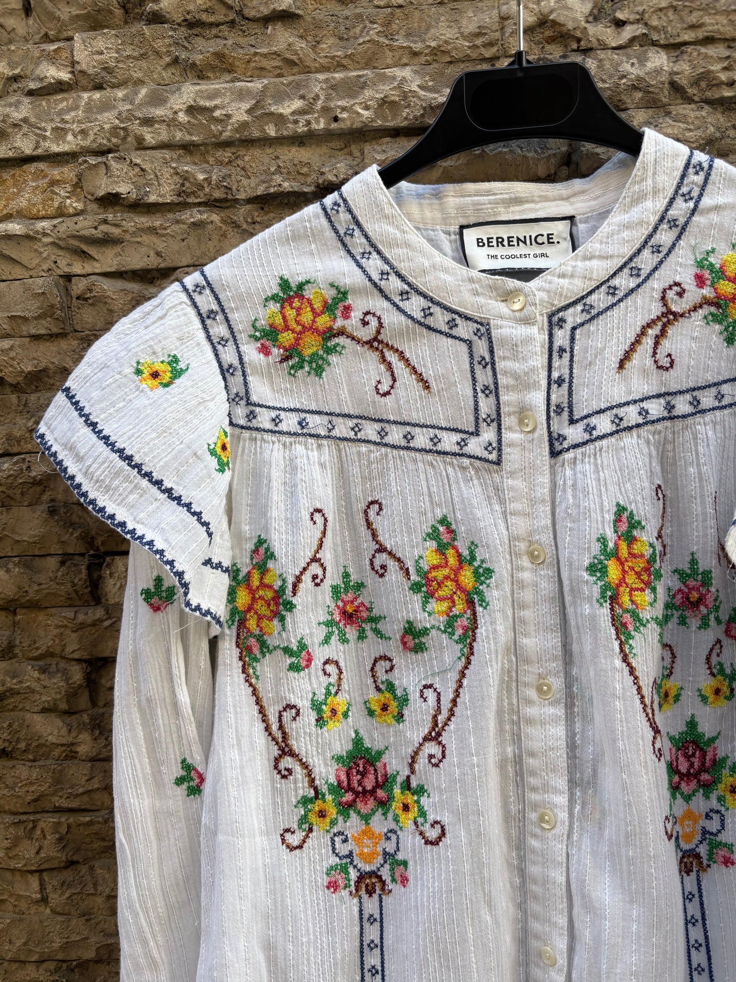 BERENICE. Blusa blanca bordados