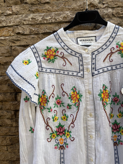 BERENICE. Blusa blanca bordados