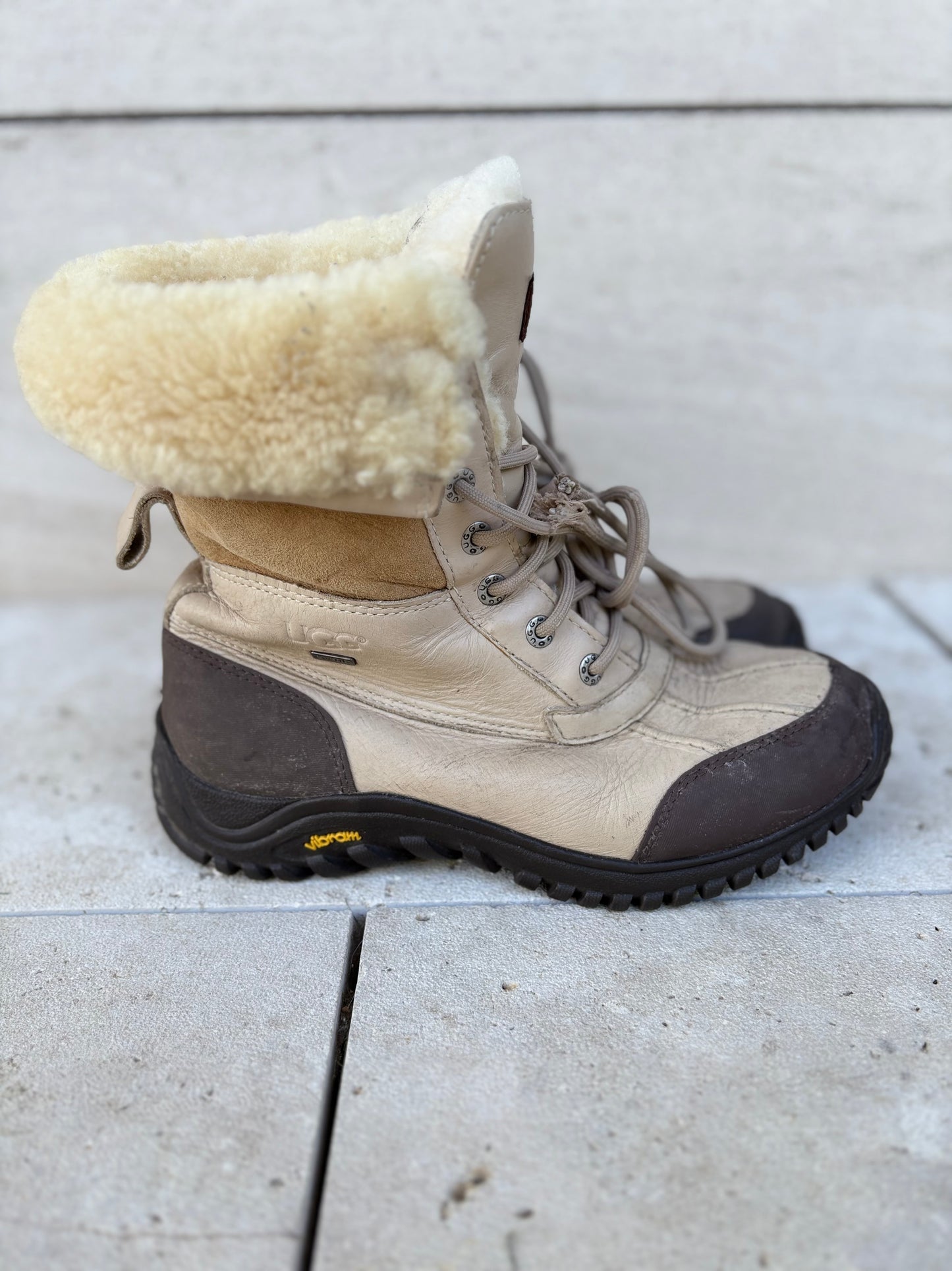 UGG. Botines piel y borrego. T 40