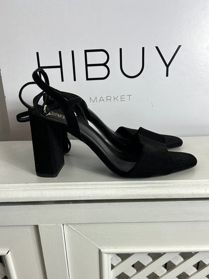 ZARA. Sandalia negra tira negra al tobillo. T 39