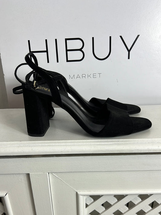 ZARA. Sandalia negra tira negra al tobillo. T 39