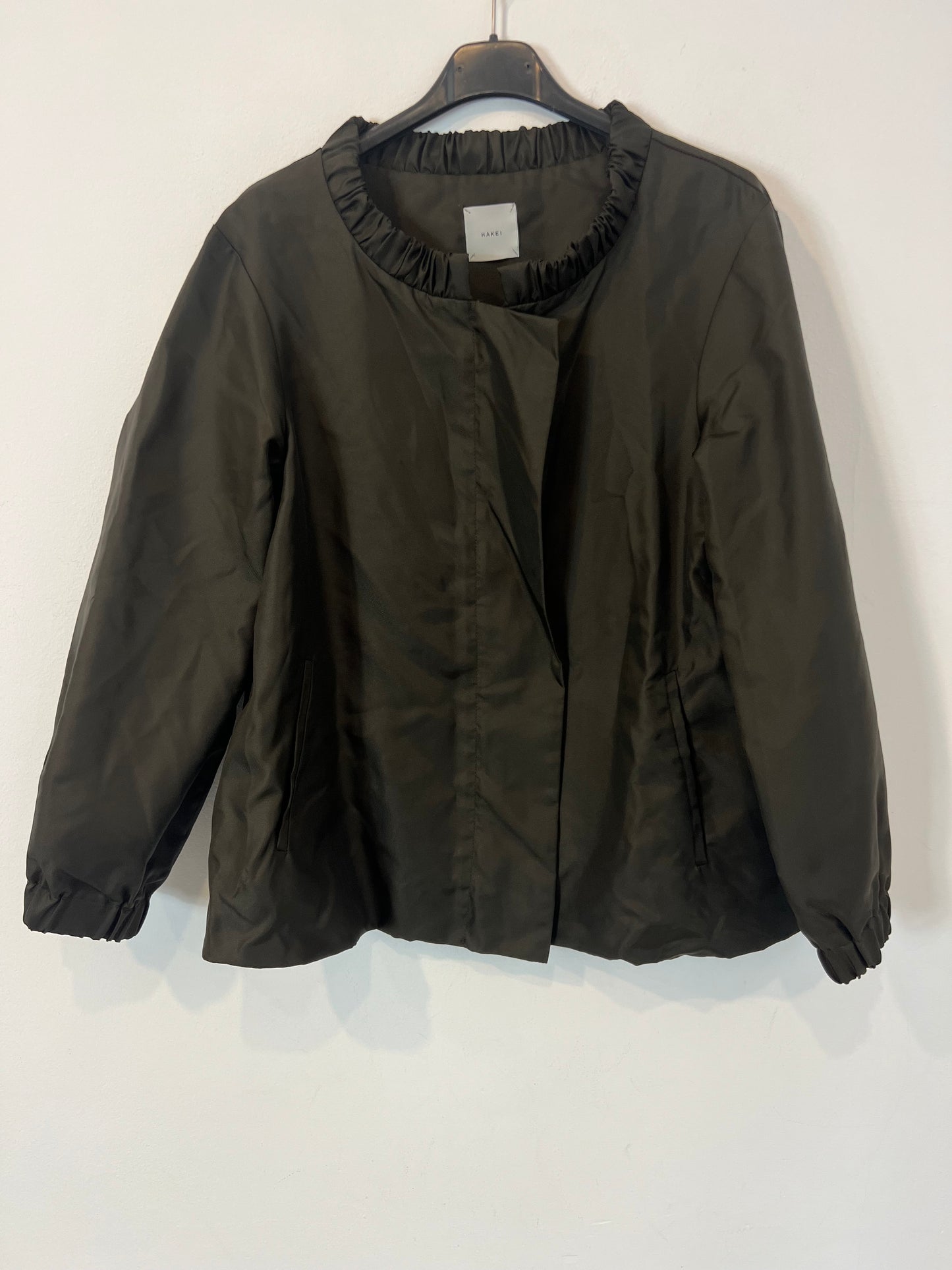 HAKEI. Chaqueta verde caqui corta vientos. T S