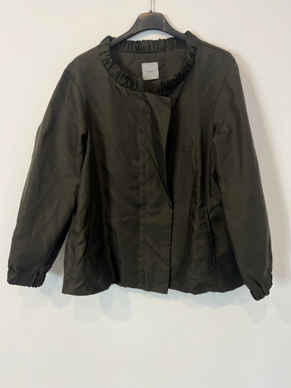 HAKEI. Chaqueta verde caqui corta vientos. T S