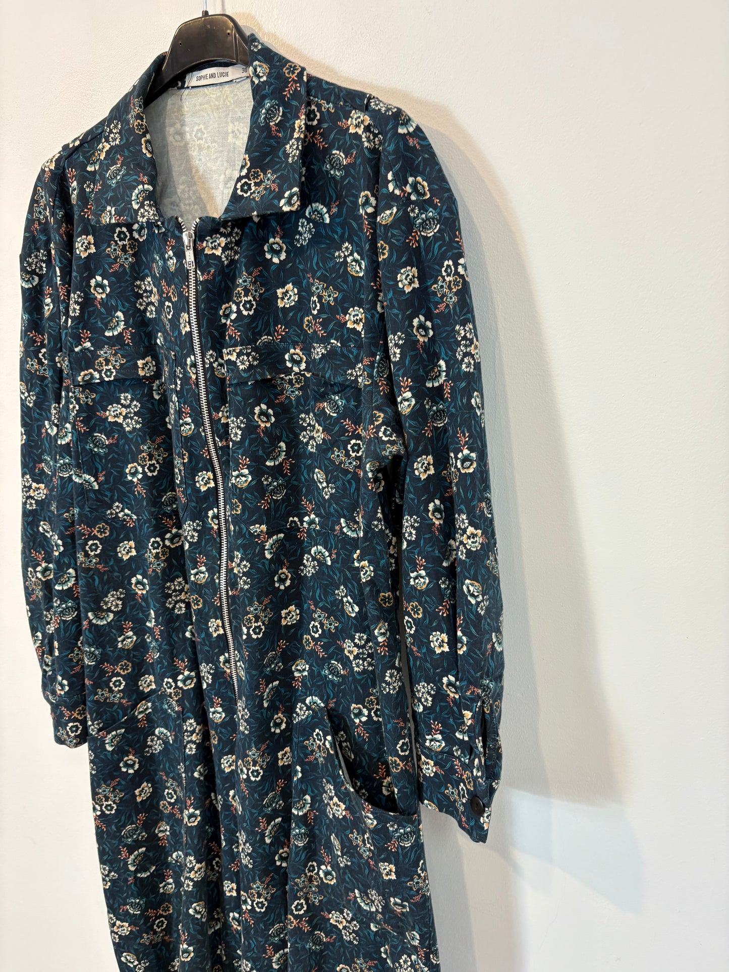 SOPHIE AND LUCIE. Mono largo flores