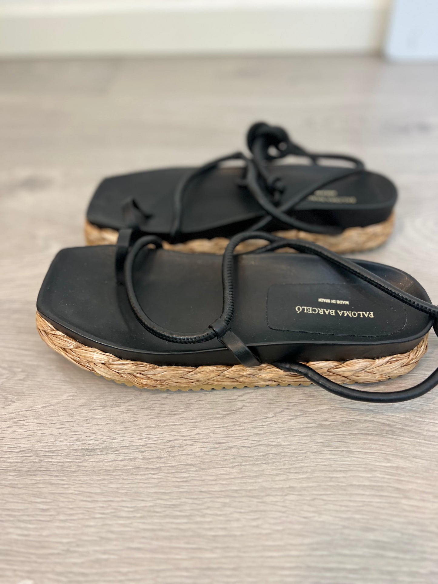 PALOMA BARCELÓ. Sandalia negra piel suela rafia T.39