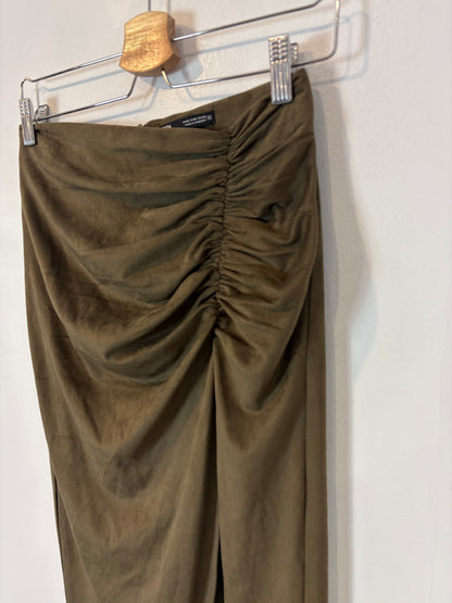 ZARA. Falda midi verde efecto piel