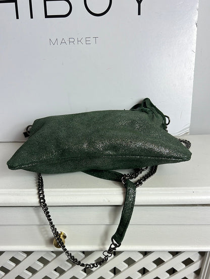 OTRAS. bolso piel verde brillo