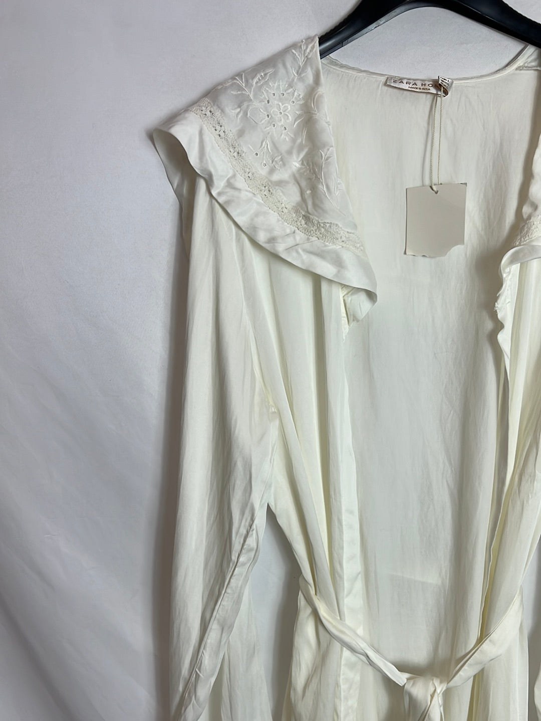 ZARA HOME. Bata blanca bordada T.l