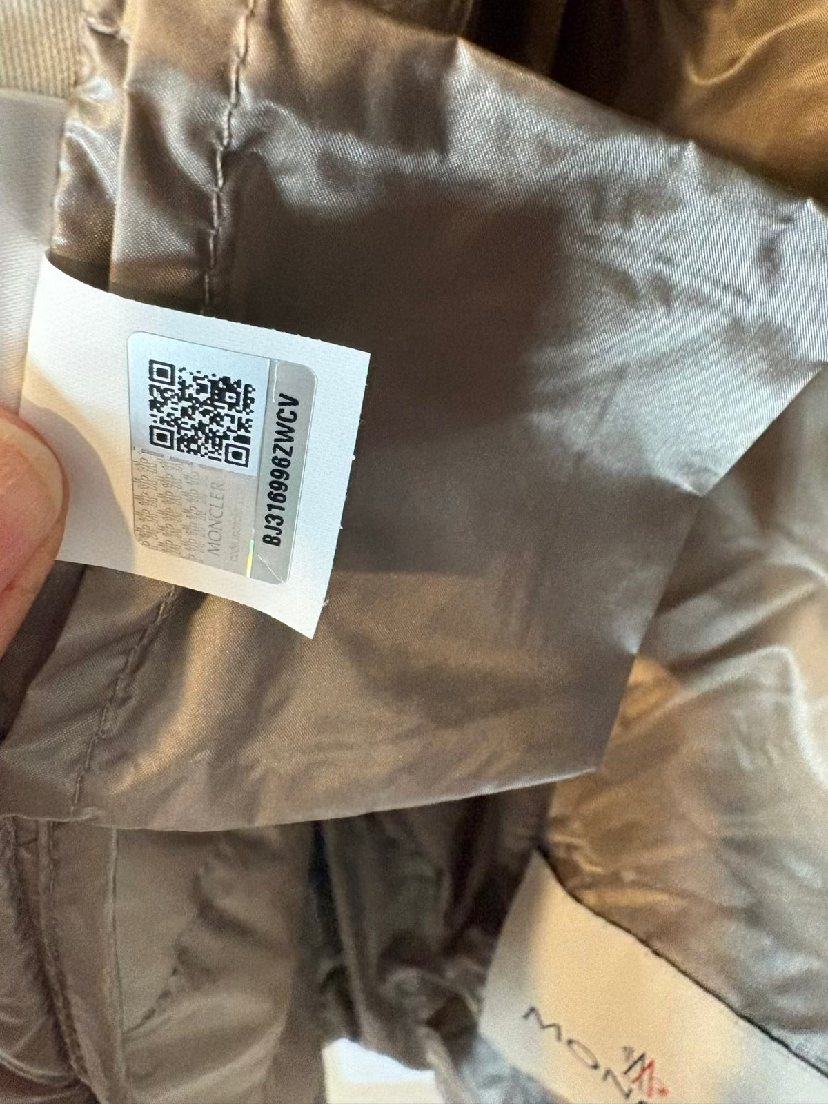 MONCLER. Chaleco ligero beige oscuro