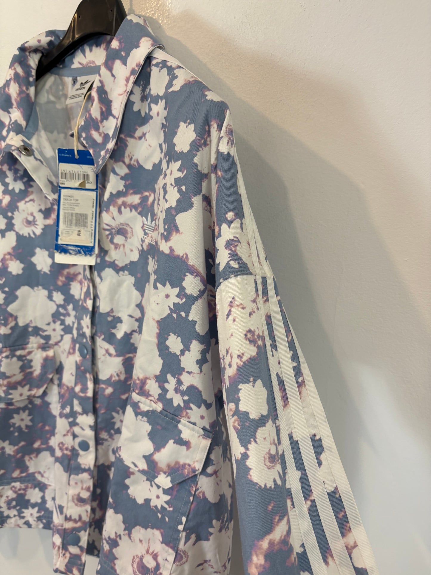 ADIDAS. Chaqueta ligera estampada. T L