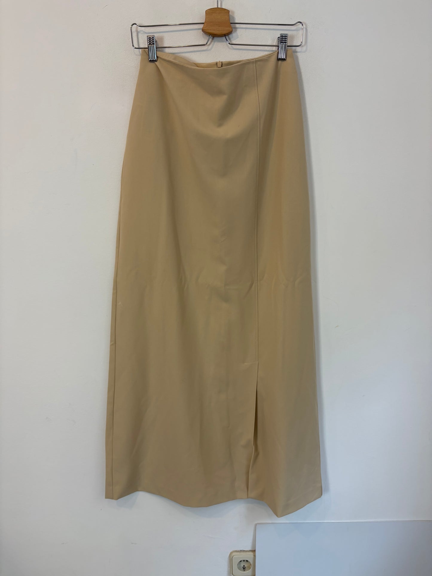 MANGO. Falda larga beige abertura