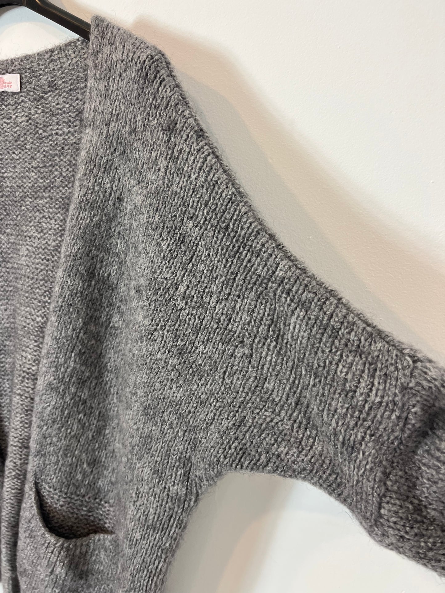 EL DESVÁN DE ARAN. Cárdigan gris abierto  Tu(S)