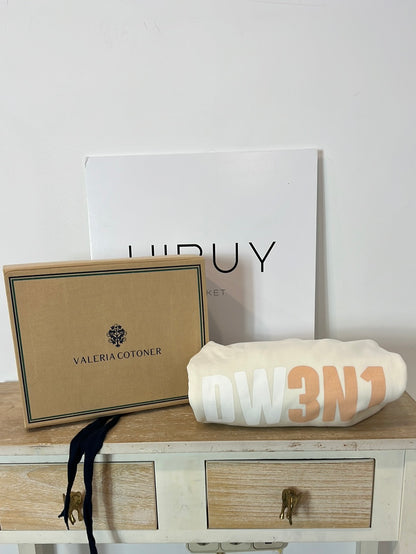 ESTEÉ LAUDER &amp; VALERIA COTONER. White sweatshirt with lettering. TM