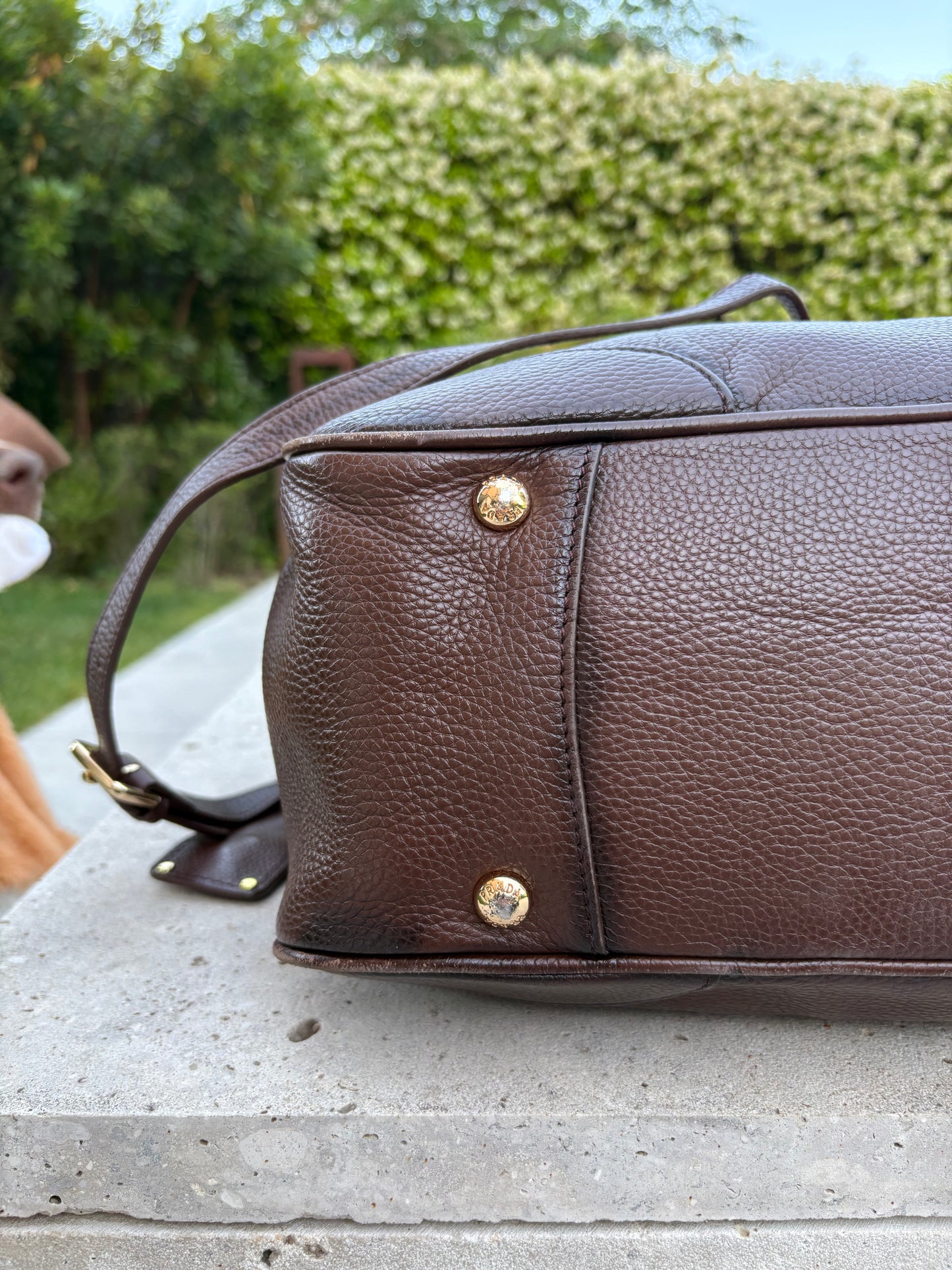 PRADA. Bolso marrón Vitello de piel granulada