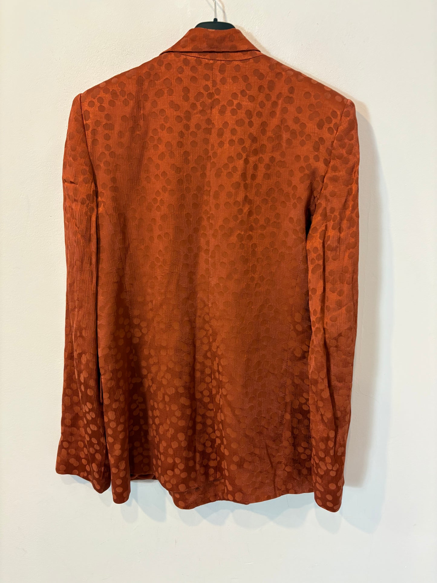 MANGO. Total look satinado caldera