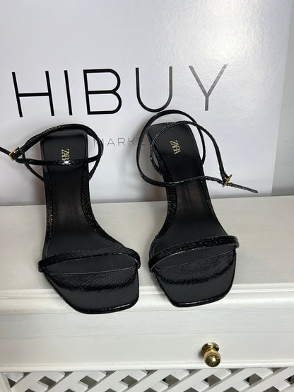 ZARA. Sandalias negras efecto serpiente T.40