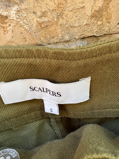 SCALPERS. Conjunto verde tachas. T S