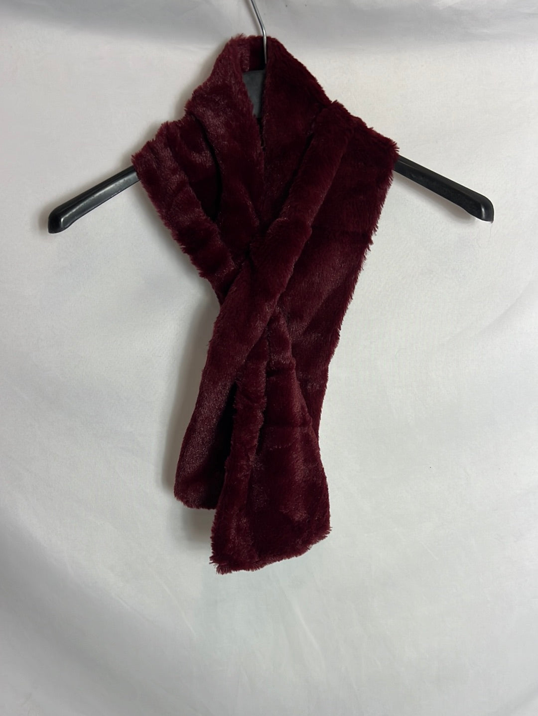 OTHERS. Burgundy fur collar