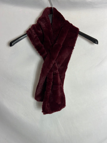 OTHERS. Burgundy fur collar