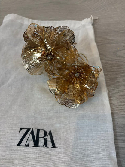 ZARA. Conjunto pulseras doradas flor